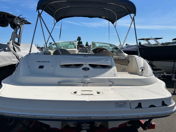 Used 2004 Sea Ray 220 Sundeck Power Boat for sale